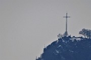 73 Maxi zoom sulla croce del Monte Zucco